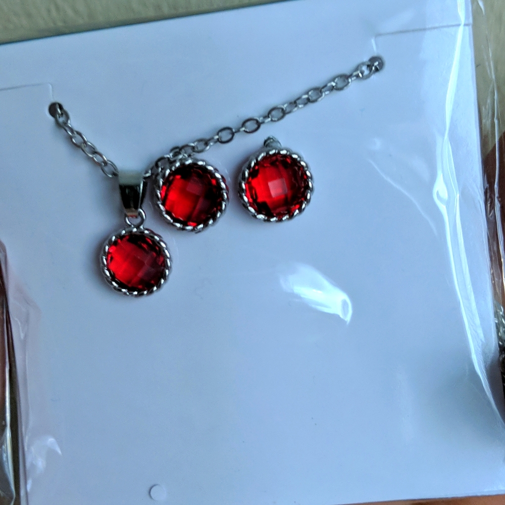 3 in 1 set: Pendant, chain, earrings